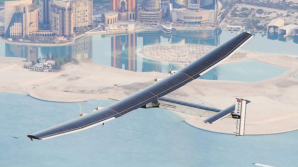 Die "Solar Impulse 2" bei einem Testflug über Abu Dhabi