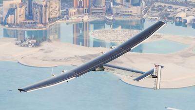 Die "Solar Impulse 2" bei einem Testflug über Abu Dhabi