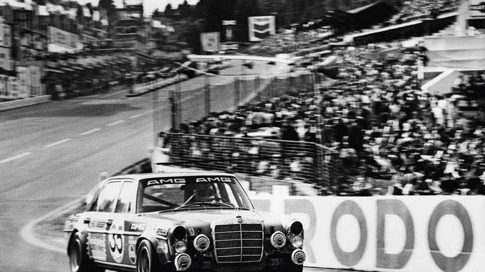 Das Erstlingswerk von Hans Werner Aufrecht und Erhard Melcher kam daher wie ein knallroter Paukenschlag. Für das 24-Stunden-Rennen in Spa 1971 brachten die zwei Ingenieure einen 300 SEL an den Start, den sie nach allen Regeln der Kunst frisierten. Der verbaute 6,8-Liter-V8 war ein lupenreines Renntriebwerk mit über 400 PS, an dem das Duo schon zu ihrer Zeit bei Daimler arbeiteten. Nach dem Stopp sämtlicher motorsportlicher Aktivitäten trieben sie die Entwicklung des Triebwerks auf eigene Faust voran. Aus dieser enthusiastischen Tat resultierte die Geburtsstunde von AMG, und das Ergebnis beeindruckte nachhaltig: Klassensieg und Platz zwei im Gesamtergebnis – und das mit einer großen Limousine, die künftig alle nur mehr rote Sau nannten. Der Mythos AMG war geboren.