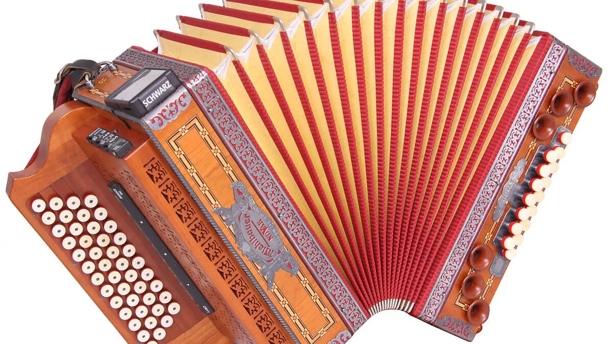 Novak Harmonika Modell Natura in der Stimmung B/ES/AS/DES 4reihig, 3chörig, Kirsch rot 