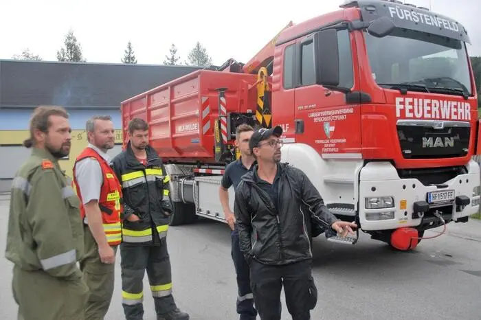 Mit acht Einsatzfahrzeugen und zwei Anhängern ging es ins Katastrophengebiet.