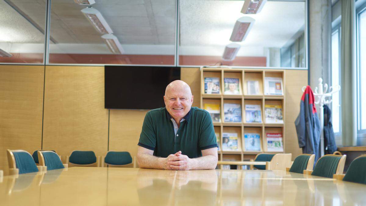 HTL-Direktor Peter Girstmair nimmt zum letzten Mal auf dem Konferenztisch im Lehrerzimmer der HTL Lienz Platz