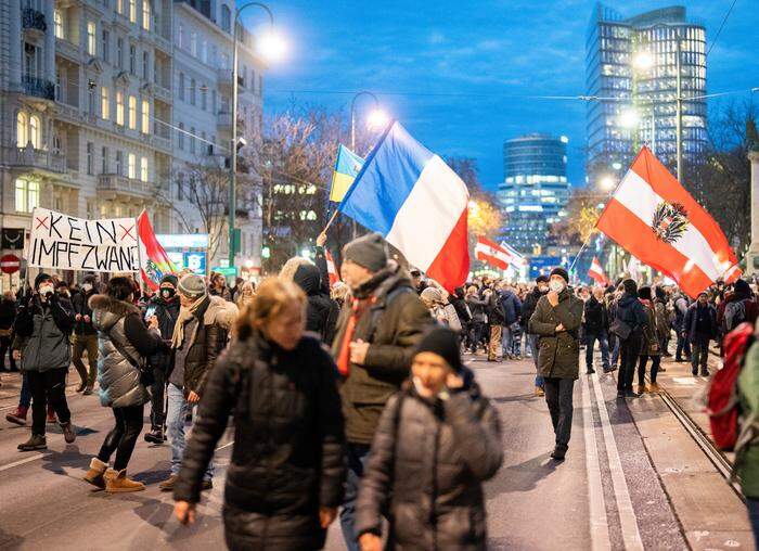 Auf den Kopf gestellter Bundesadler bei einer Demonstration gegen Corona-Maßnahmen.