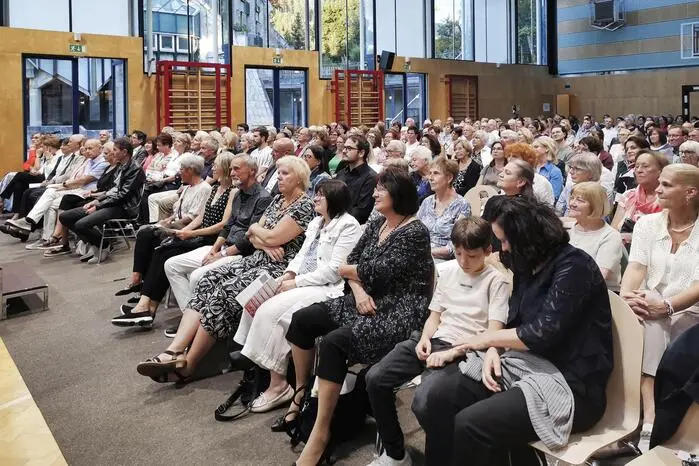Doch die Atmosphäre blieb ungetrübt – das Publikum zeigte sich begeistert und zelebrierte einen beschwingten Konzertabend.