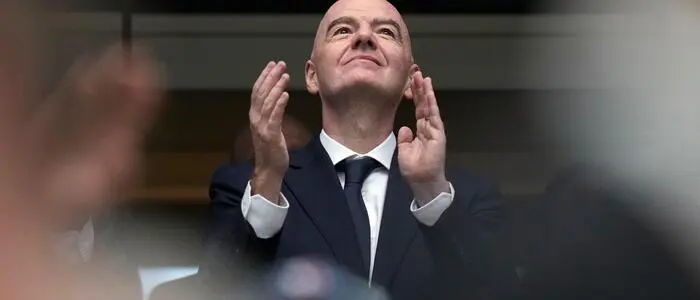 Es bleibt dabei: Gianni Infantino applaudiert sich gerne selbst