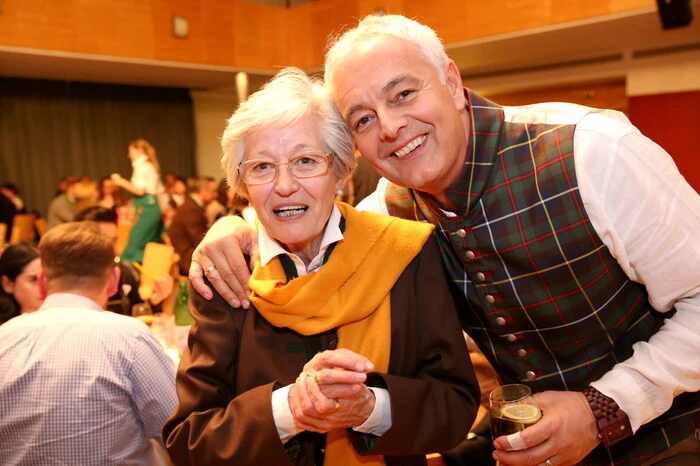 ...hatte sich auch die Mutter des Bürgermeisters, Amparo Benedikt, im Kulturhaus eingefunden, um gemeinsam ein paar vergnügliche Stunden zu verbringen. 