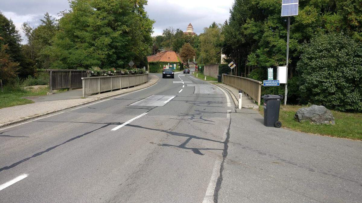 Die Schmiedbrücke führt Fußgänger wie Autofahrer seit 67 Jahren über den Gamlitzbach