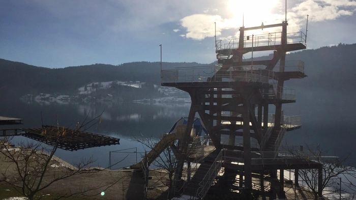 Blick vom Badehaus in Richtung Strandbad Millstatt: Derzeit wird die Steganlage erneuert