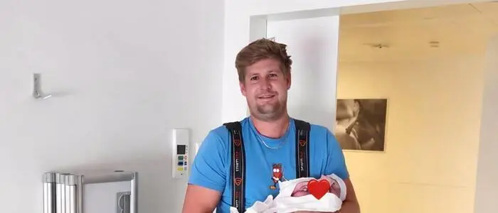 Fabian Fuchs von der FF Payerbach mit seiner neugeborenen Tochter am Arm.
