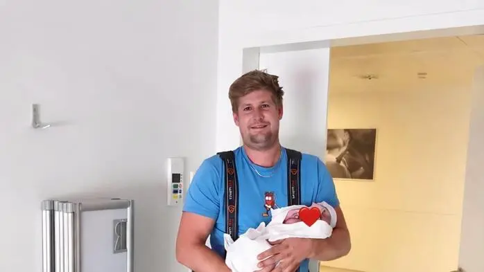 Fabian Fuchs von der FF Payerbach mit seiner neugeborenen Tochter am Arm.