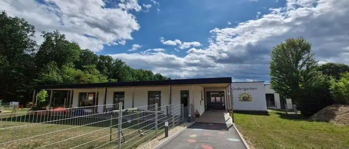 Der Kindergarten in Kaindorf wurde nach einer umfassenden Neugestaltung und Erweiterung 2025 wiedereröffnet, verfügt aber nur über eine Lüftungsanlage, keine Klimatisierung