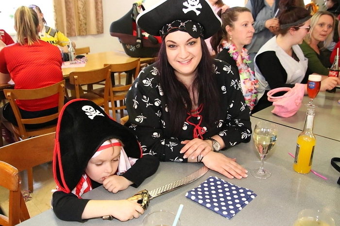 Über Einladung der Gemeinde Kainach wurde beim Dorfwirt Bojer ausgelassen gefeiert, die Kinder bekamen Würstl, Krapfen und Getränke von der Gemeinde spendiert.