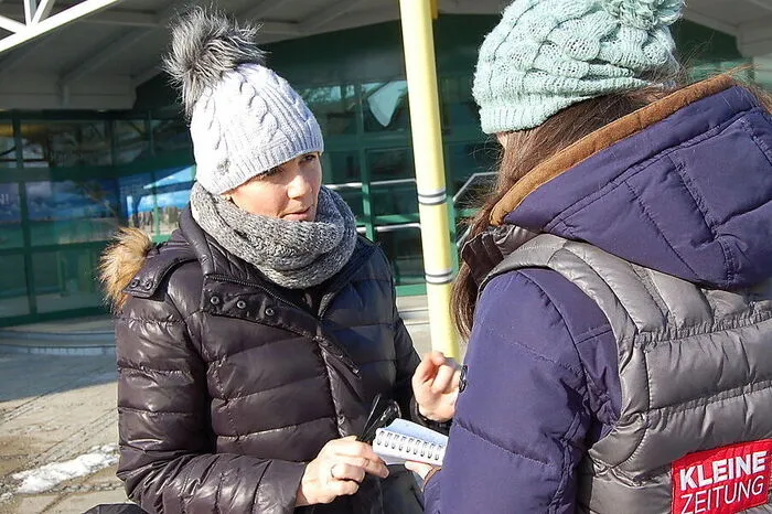 Silke Mittermayr: "In den Wohngebieten gibt es kaum Gehsteige. Autos rasen in den 30er-Zonen durch, sodass man mit dem Kinderwagen beinahe in den Graben springen muss. Vor allem als Mutter mit Kindern ist keine Verkehrssicherheit gegeben. Auch die Spielplatzsituation ist schlimm. Wir weichen deshalb oft nach Graz-Umgebung aus, weil es dort in den Orten ein tolles Angebot für Kinder gibt." 
