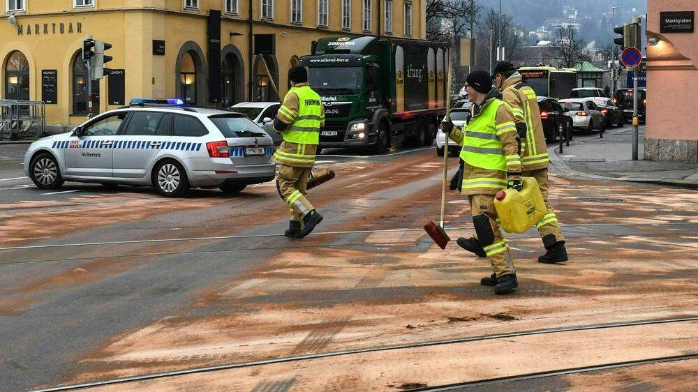 Bus hinterließ quer durch Innsbruck Ölspur 