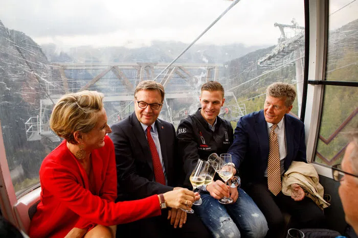 Gault&Millau-Herausgeber Martina und Karl Hohenlohe baten ihre Gäste auf die Idalp. Per Seilbahn ging es auf rund 2300 Meter Höhe. Im Bild mit Preisträger Benjamin Parth und dem Tiroler Landeshauptmann, Günther Platter.