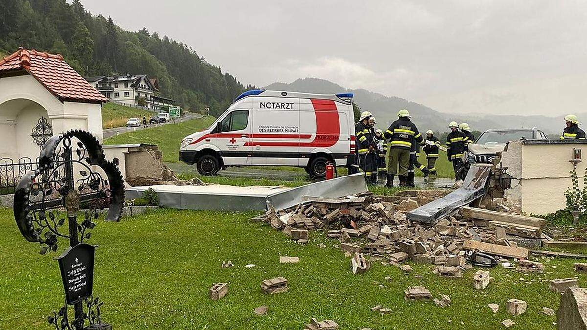 Vier Gräber an der Friedhofsmauer sind beschädigt worden.