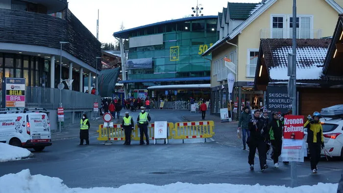 Die Polizei zeigte in Schladming am Abend viel Präsenz