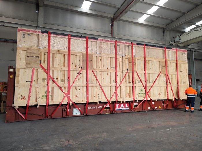 36 Tonnen per Schiff | Per Seefracht transportierte cargo-partner drei große Kunststoff-Spritzgussmaschinen mit einem Gewicht von je 13 Tonnen von Barcelona nach Mexiko