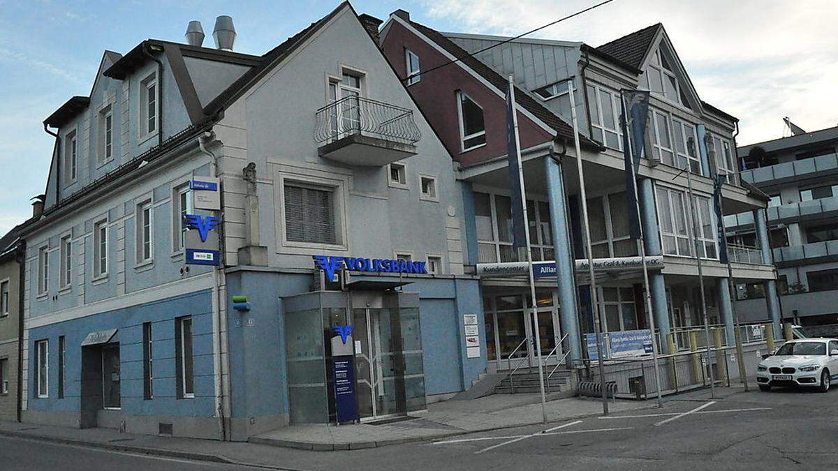 Im Gebäude rechts neben der Volksbank in Wolfsberg entsteht im zweiten Stock die Ordination der neuen Frauenärztin