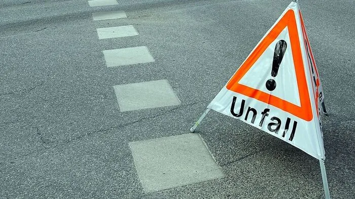 Während der Aufräumarbeiten war die B 81 in Sittersdorf 90 Minuten gesperrt