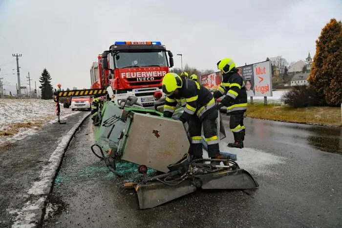 "Mit schwerem Gerät rückten elf Mann der Feuerwehr Knittelfeld an, um das auf der Seite liegende Kleinräumfahrzeug wieder auf die Räder zu stellen", so Einsatzleiter Arnold Schlick.
