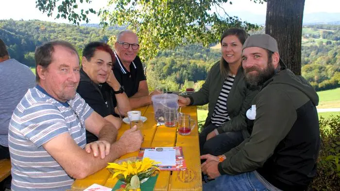 Hunderte Besucherinnen und Besucher kamen am Sonntagnachmittag zum Aussichtsturm am Kleeberg bei Gleisdorf.