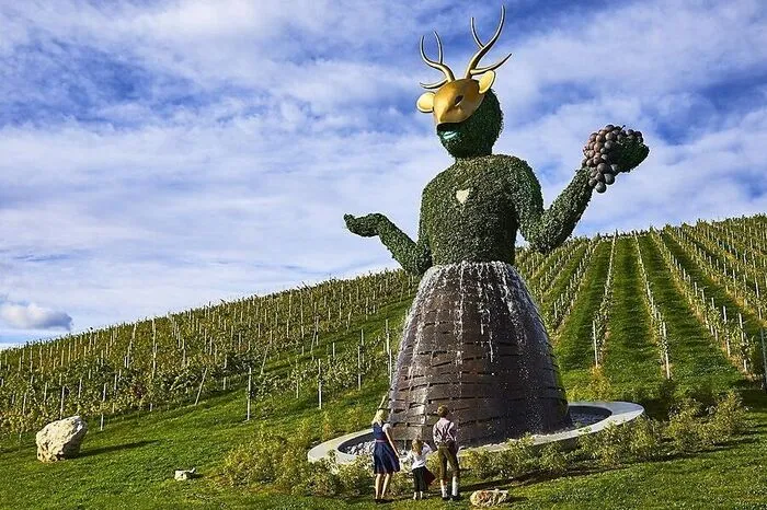 Die "Göttin der Zeit" residiert am Gut Taggenbrunn in St. Veit an der Glan. Das Kunstwerk von André Heller wacht über Kärntens größtem Weingut und stellt eine besondere Verbindung zur Profession des Hausherrn Alfred Riedl her, der mit seinem Uhrenlabel Jacques Lemans in 120 Ländern erfolgreich vertreten ist. Der Besuch der Göttin könnte allerdings auch ein Vorwand sein, den neuen Heurigen auszuprobieren, den Kärntner Schmankerln und dem hauseigenen Wein und Jacques Paagnier hinzugeben.