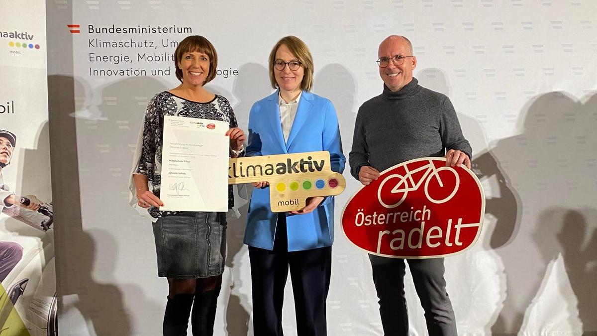 Bei der Auszeichnung in Wien: Sportlehrerin Simone Weitlaner, Klimaministerium Sektionschefin Mobilität Cornelia Breuß und Direktor Andreas Strasser MA