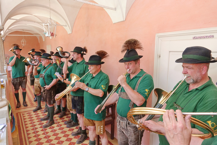 Die Jagdhornbläser eröffneten das Geburtstagsfest.