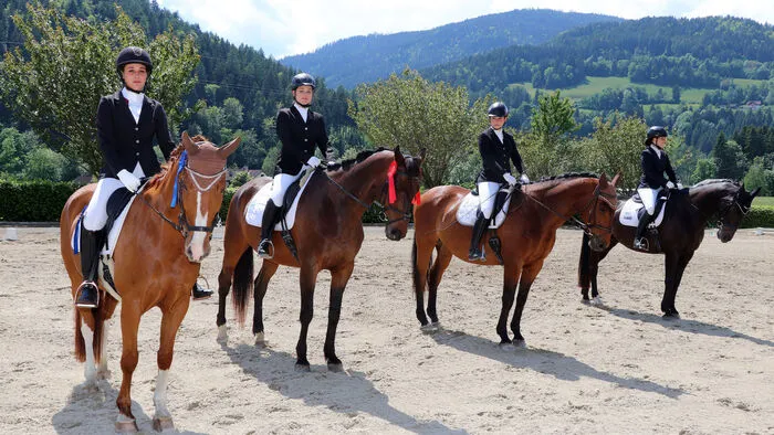 Die Siegerinnen bei der 9 - Dressurprüfung Klasse L - Kl. L - Aufg. L8.