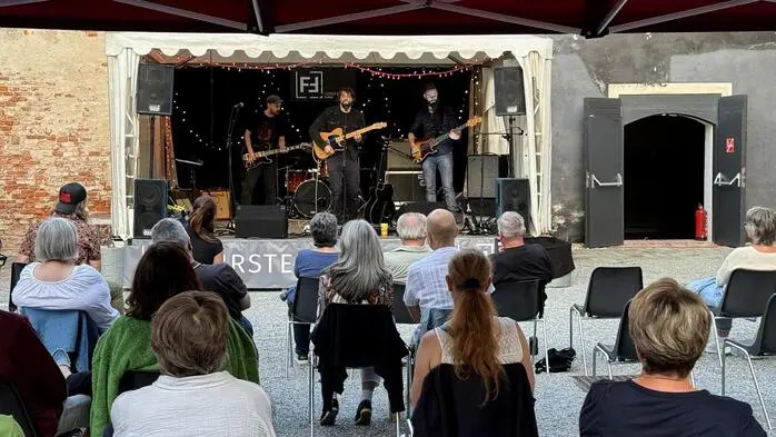 Mit ihrem Mix aus Blues und Rock gastierten „Muddy Moon & Huat“ im idyllischen Pfeilburghof. 