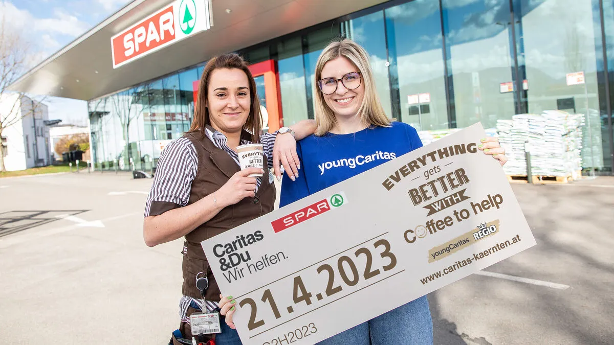 Laden zum Kaffeetrinken für Menschen in Krisen ein: Melanie Schlieber, Marktleiter Stellvertreterin SPAR-Supermarkt Klagenfurt, Lodengasse und Ramona Janesch von der youngCaritas