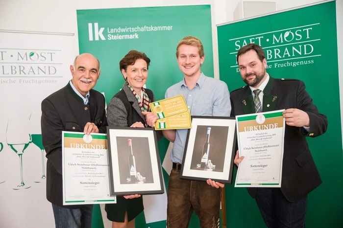 Der Bezirk Deutschlandsberg erzielte drei Sortensieger, wobei die Hofbrennerei Ulrich Steinbauer einen Doppelsortensieger und Johann und Erika Fuchs-Maierhofer (Schwanberg) einen Sortensieg erreichten. Im Bild: Obstbauchef Wolfgang Mazelle, Vizepräsidentin Maria Pein und Verkostungschef Georg Thünauer (re) gratulieren Ulrich Steinbauer