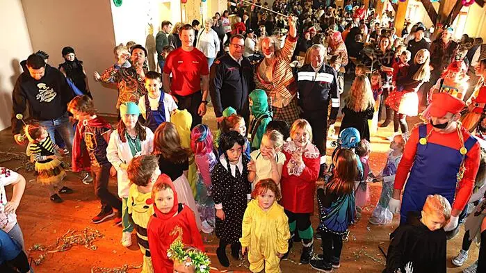 Beim traditionellen Maskenball der FF Hohenbrugg in der Festhalle liefen zahlreiche Faschingsbegeisterte zur Höchstform auf
