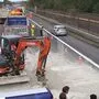 Die Autobahn musste vom Zement befreit werden, der Verkehr wurde auf den Pannenstreifen umgeleitet