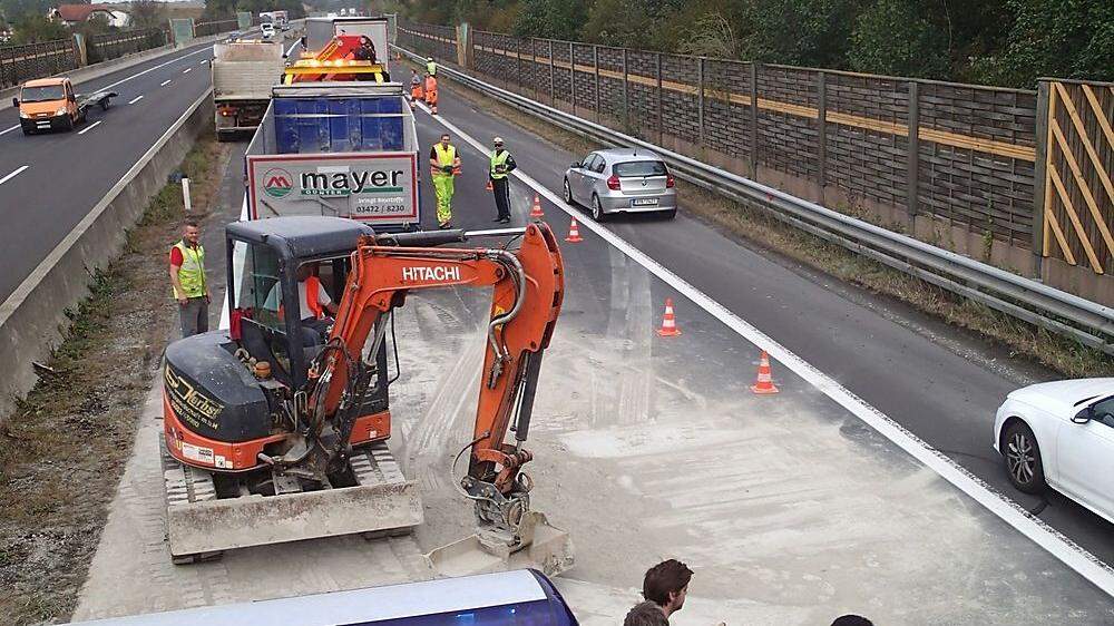 Die Autobahn musste vom Zement befreit werden, der Verkehr wurde auf den Pannenstreifen umgeleitet