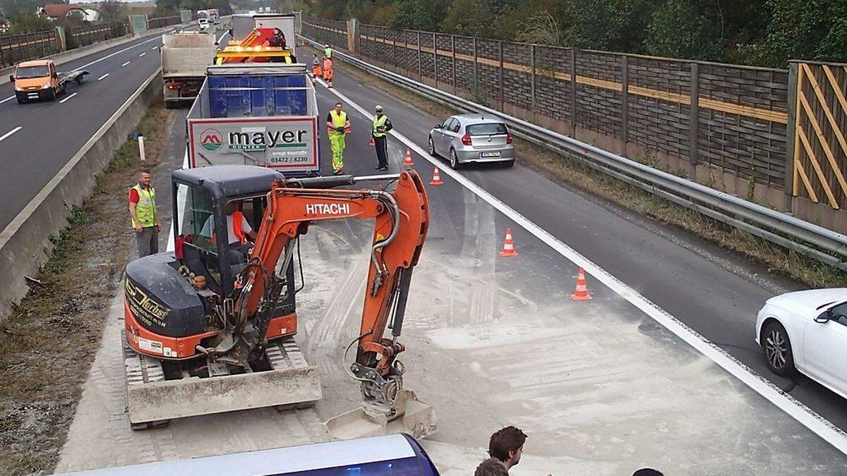 Die Autobahn musste vom Zement befreit werden, der Verkehr wurde auf den Pannenstreifen umgeleitet