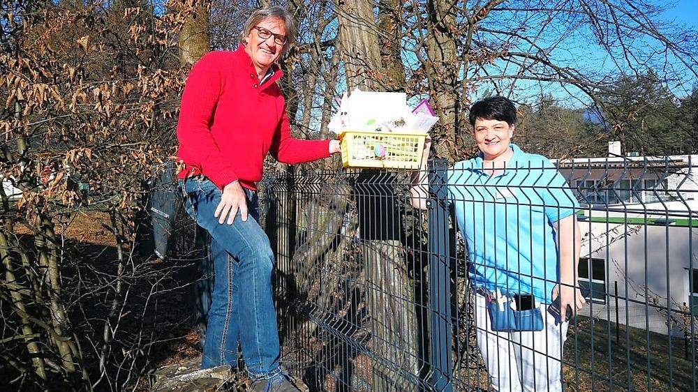 Volksschuldirektor Christian Zeichen übergibt an Demenzbeauftragte Birgit Marolt die erste Post an die Bewohner des Demenzzentrums über den Zaun
