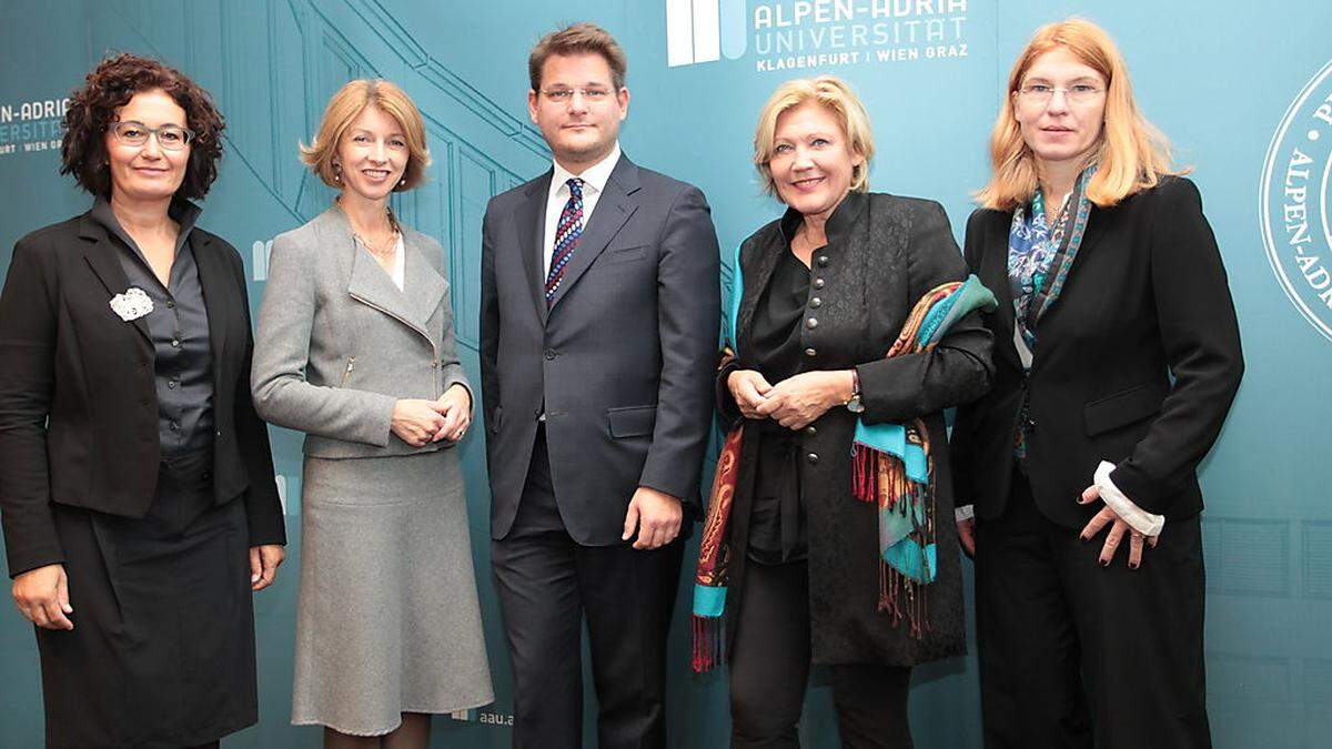 Vizerektorinnen Cristina Beretta (links), Friederike Wall (rechts), LHStv. Gaby Schaunig (2.v.l.), Bürgermeisterin Maria-Luise Mathiaschitz (2.v.r.) mit Rektor Oliver Vitouch