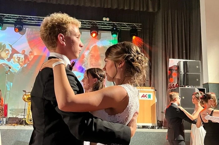 Martin Baumann, Schulleiter des Alten Gymnasiums, freute sich, zahlreiche Ehrengäste – allen voran Birgit Sandler, Vizebürgermeisterin und Absolventin des Gymnasiums, den zweiten Vizebürgermeister Reinhard Lerchbammer, Gemeinderat Heimo Pfingstner sowie Johannes Gsaxner, in Mehrfachfunktion als Stadtrat, Kulturreferent und Professor des Alten Gymnasiums, begrüßen zu dürfen.