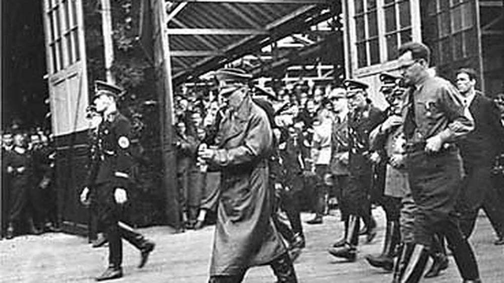 3. April 1938: Der &quot;Führer&quot; schreitet in der Haupthalle der Weitzer Waggonfabrik zu seiner Rede 