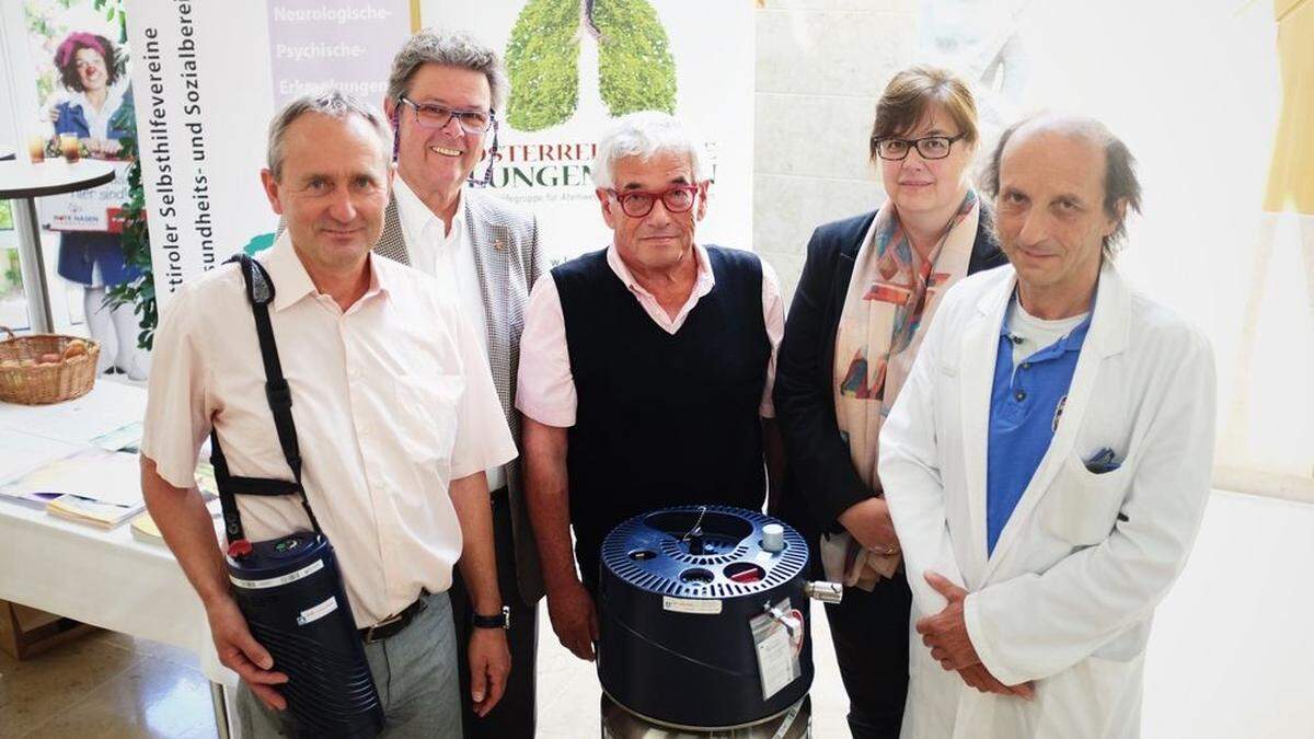 Von links: Wolfgang Rennhofer von der Selbsthilfe Osttirol, Otto Spranger von der Lungenunion, Ernst Streit, Helene Brunner und Primar Martin Schmidt bei der Präsentation der Sauerstoff-Tankstelle