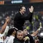 Unai Emery wird von seinen Spielern auf Schultern getragen