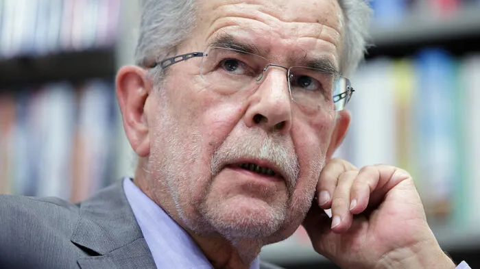 "Es wird noch der Tag kommen, an dem wir alle Frauen bitten müssen, ein Kopftuch zu tragen." - Bundespräsident Alexander Van der Bellen setzt sich in die Nesseln.