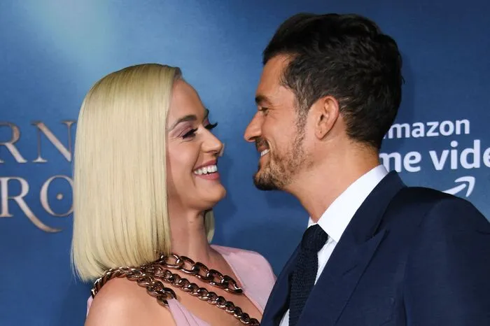 Katy Perry (32) und Orlando Bloom (42) zeigten der Welt, wie verliebt sie sind. Auf dem roten Teppich tauschte das Paar vor den Fotografen liebevolle Küsse aus.