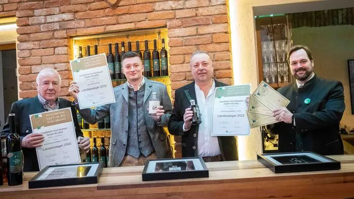 Dreifachsieg: Gerald sen., Martin und Gerald Hochstrasser mit Verkostungschef Georg Thünauer von der Landwirtschaftskammer