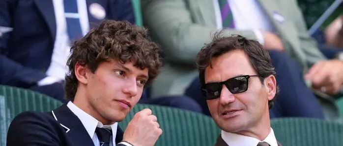 Hoher Besuch in Wimbledon: Kimi Antonelli und Roger Federer 