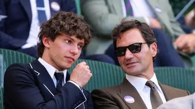 Hoher Besuch in Wimbledon: Kimi Antonelli und Roger Federer 