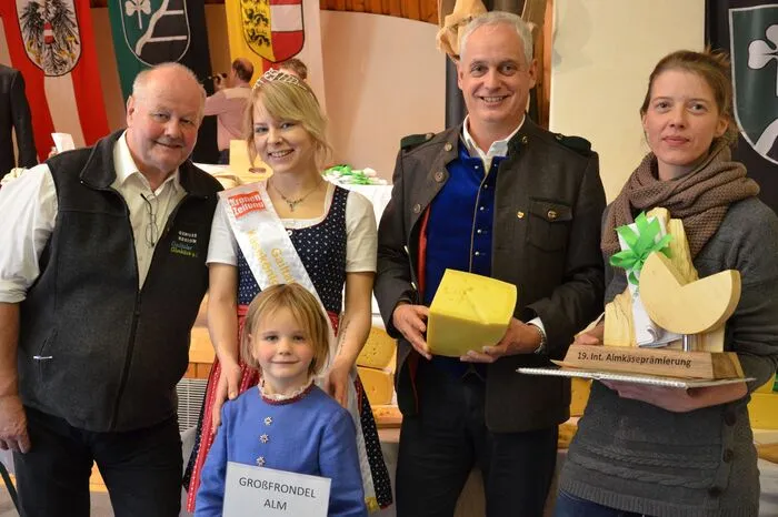 Christof Wassertheurer mit Tochter Johanna, Käsekönigin Nadine Wendling, Landtagsabgeordneter, Bürgermeister Hermann Jantschgi und die stolze Sennerin der Gewinneralm Großfrondell Carina Kerschbaumer