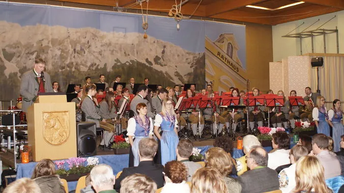 Die Ortmusikkapelle Mautern lud zum fünfzigsten „Bunten Abend“ unter der Leitung von Kapellmeister Alfred Schweiger.